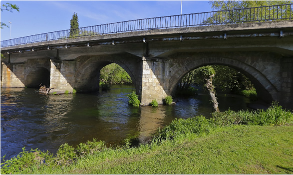 A secular ponte de Sigüeiro salva o río Tambre