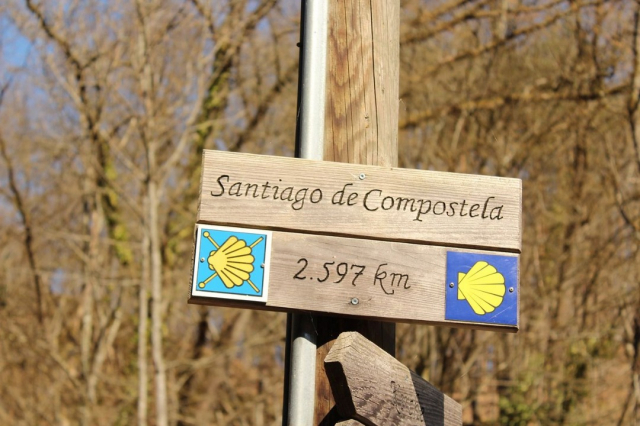 Cartel kilómetros hasta Santiago de Compostela
