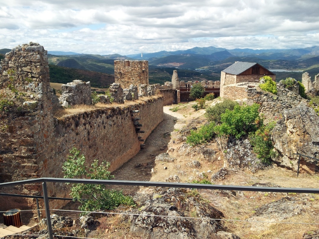 Castillo de Cornatel - David Pérez/Wikimedia