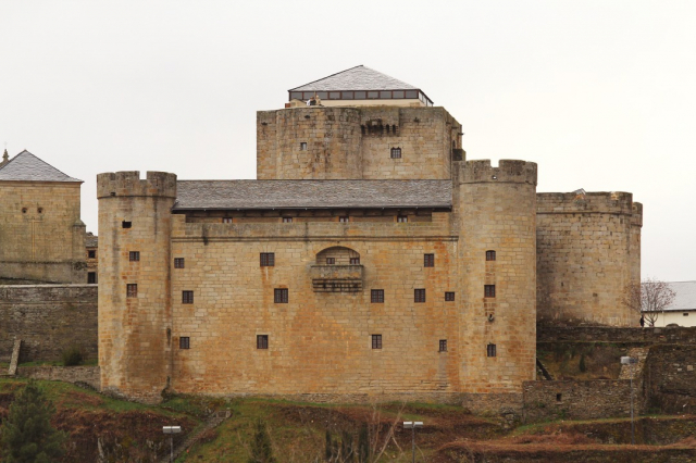 Castillo de los Condes de Benavente, imagen de Wikimedia Commons por Contando Estrelas