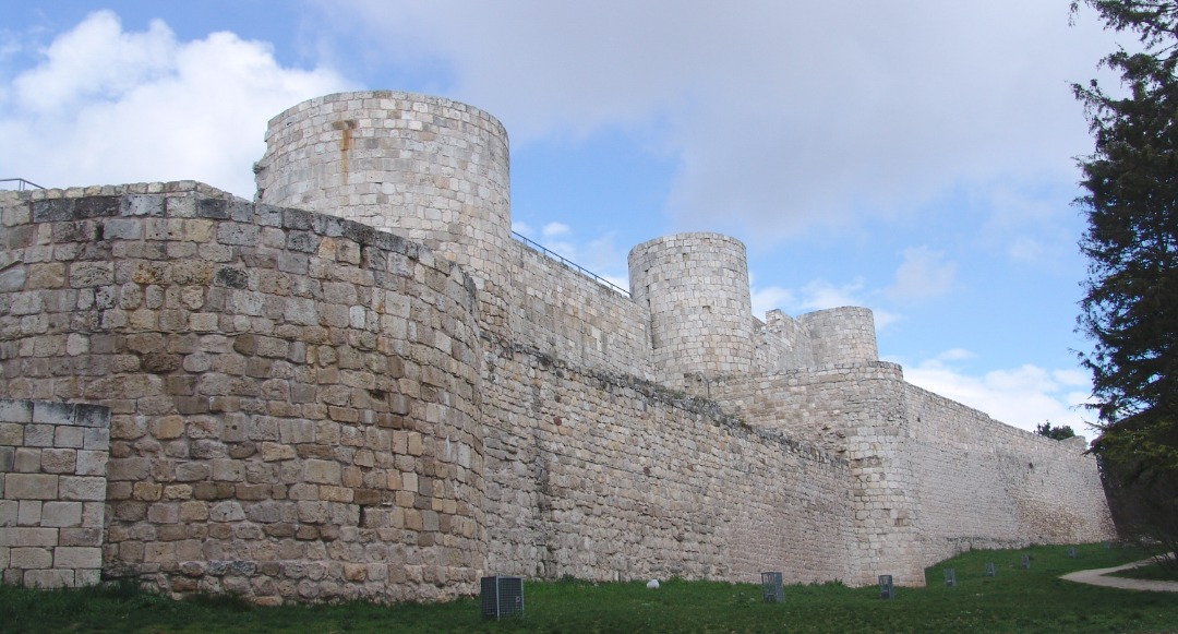 Castillo y Murallas de Burgos - Wikimedia commons/JesúsSenra