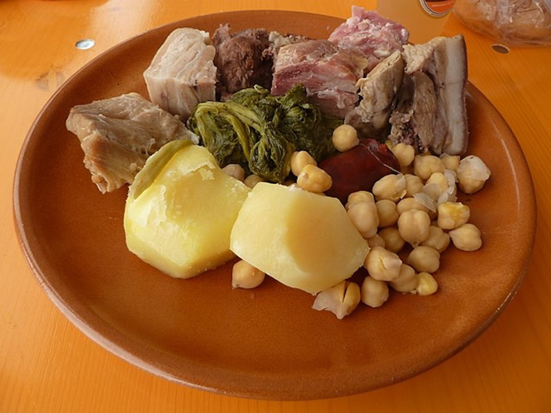 Cocido gallego - Wikimedia Commons / Elisardojm