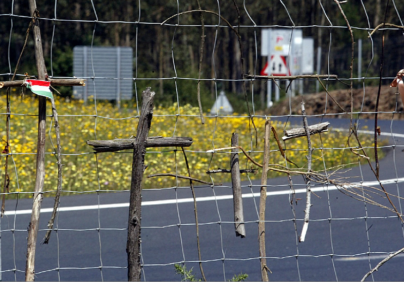 Cruces en una valla en Lavacolla / Sandra Alonso