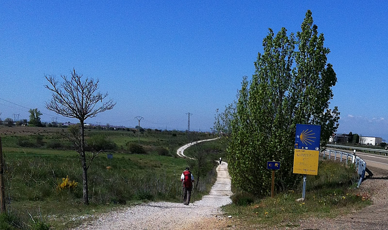 El caminante enfila en este tramo Villadangos del Páramo