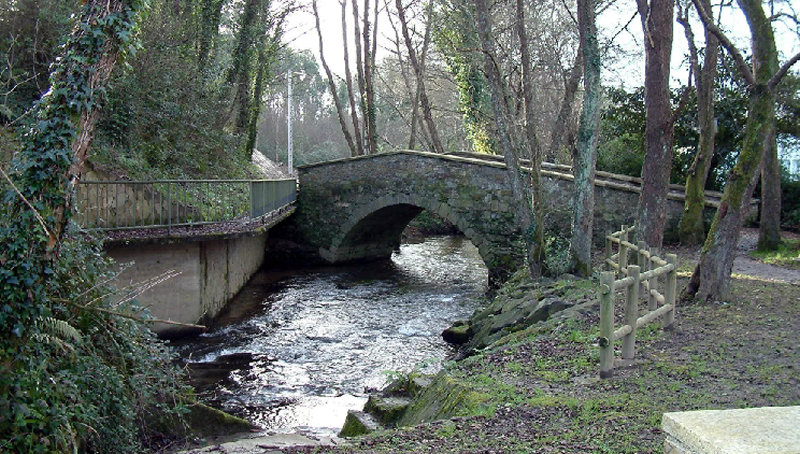 El puente medieval del Baxoi conduce a la ribera de Miño
