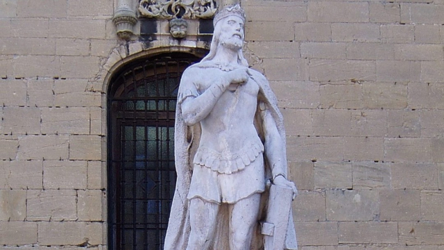 Estatua de Alfonso II en la Catedral de Oviedo - Wikimedia Commons / AdelosRM