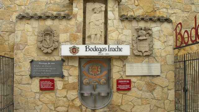 Fuente del vino, Monasterio de Irache - Wikimedia Commons / José Antonio Gil Martínez