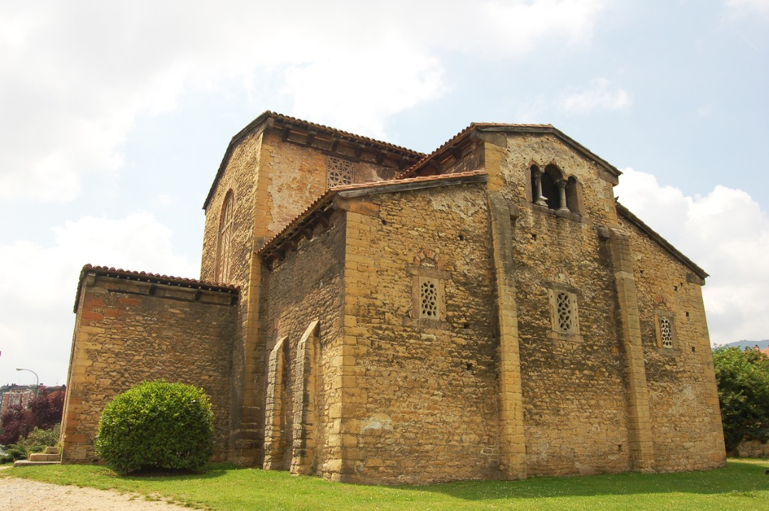 Iglesia de San Julián de los Prados - rehtse_c/iStock