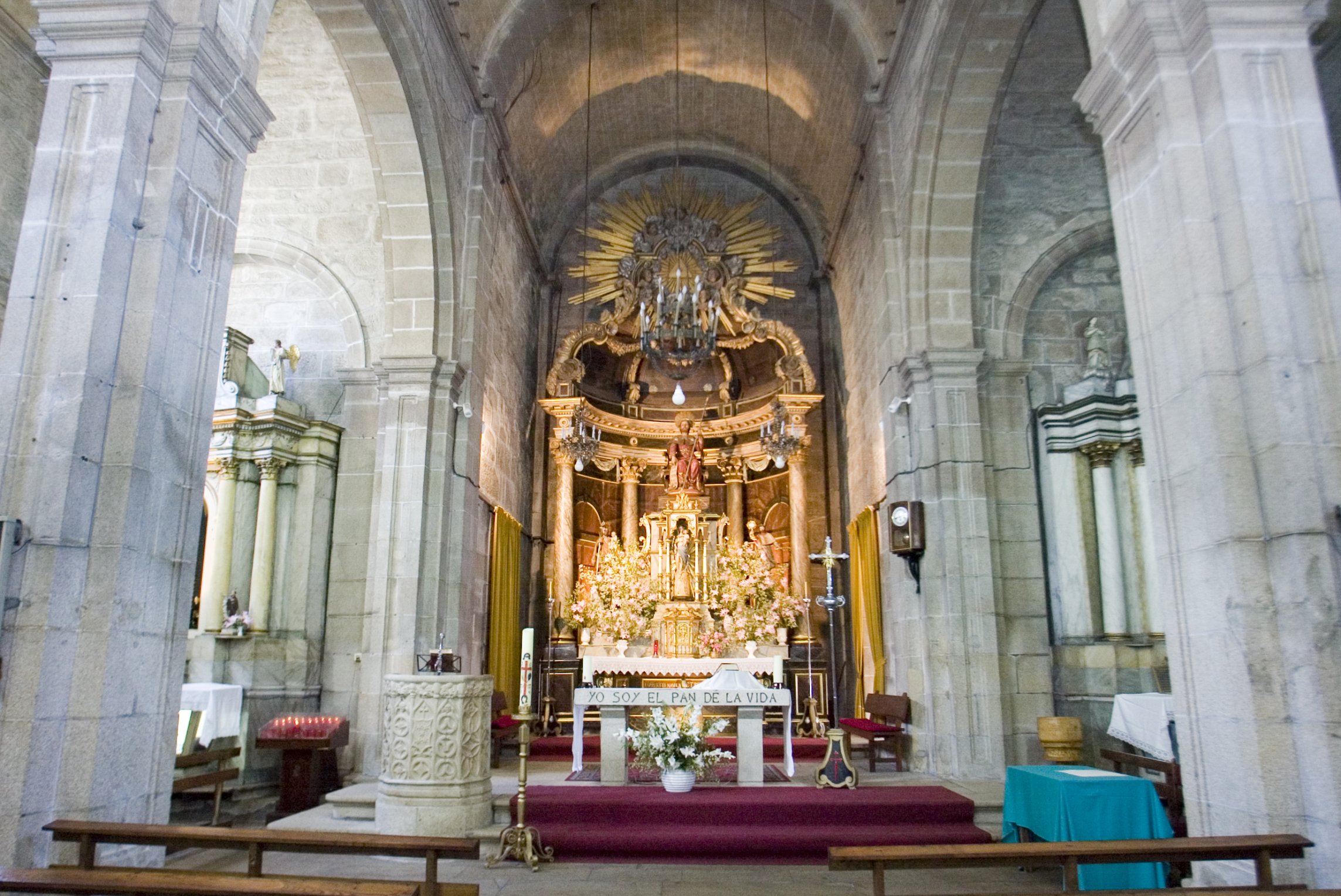 Interior de la iglesia de Santiago / Fotografía de Xosé Castro