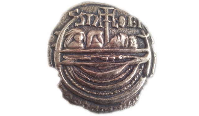 La moneda de Adro Vello mide 13 milÃ­metros de diÃ¡metro y estÃ¡ hecha de una aleaciÃ³n de plata y cobre. Data del reinado de Fernando II (1157-1188), impulsor de la construcciÃ³n de la catedral de Santiago