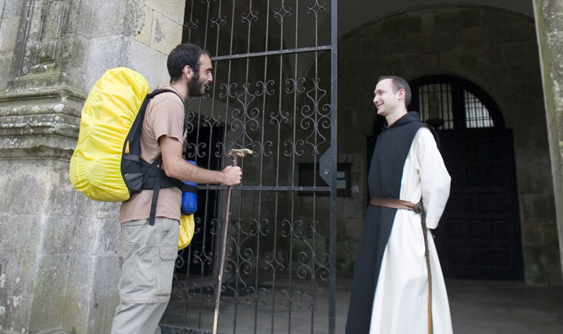 Los peregrinos se encaminan desde el monasterio de Sobrado a la confluencia con el Francés en Arzúa