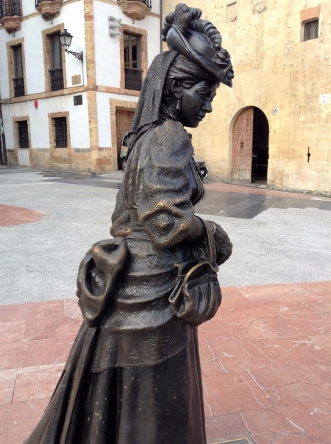 Oviedo, plaza de la catedral, la estatua de la Regenta