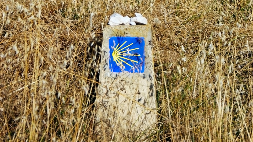 Pedras na sinalización do Camiño de Santiago, imaxe de Envato Elements