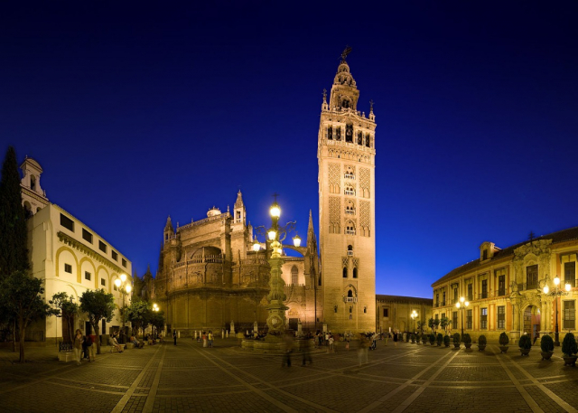 Plaza Virgen de los Reyes Sevilla - Wikimedia Commons/Diliff