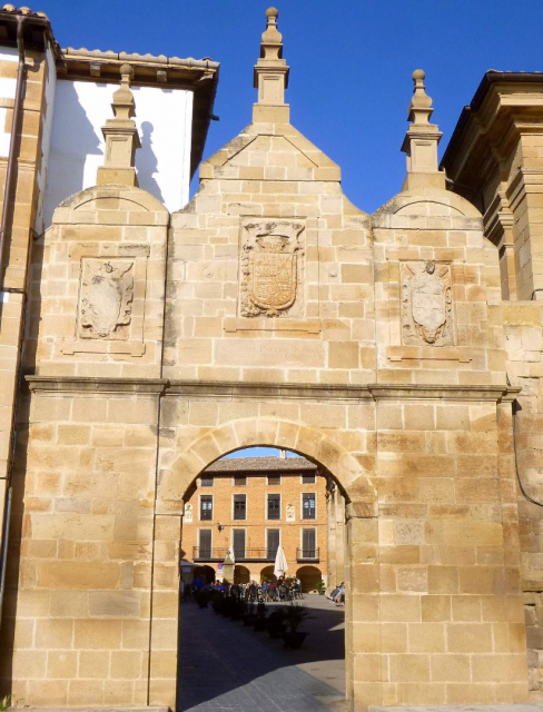 Porta de Castela, imaxe de Wikimedia Commons