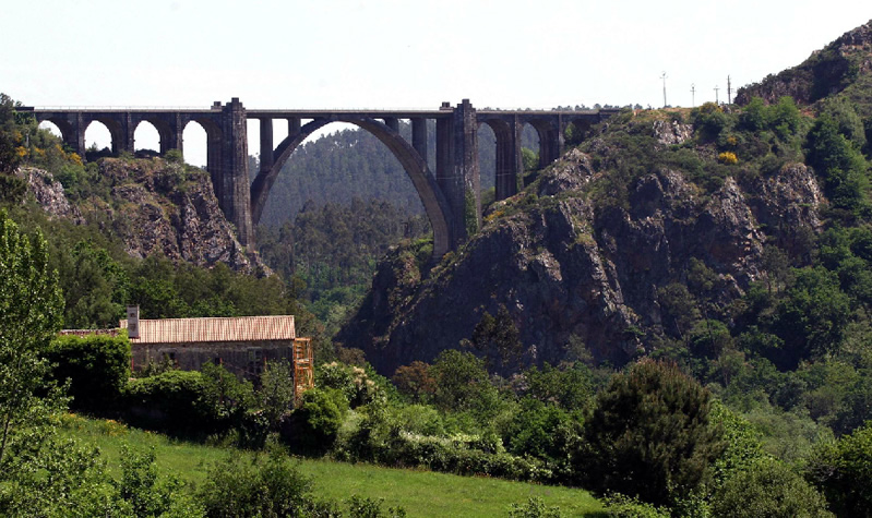 A bridge with the railway lines at the entrance of Ponte Ulla / photograph by Xoán A. Soler