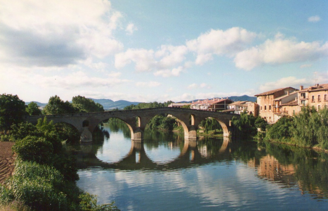 Puente de la Reina, image from Wikimedia Commons