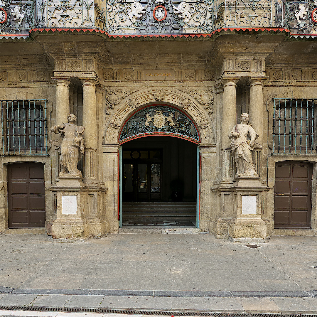 Puerta de acceso al Ayuntamiento de Pamplona - José Luis Filpo Cabana Wikicommons