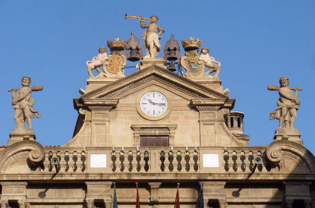 Reloj del Ayuntamiento de Pamplona - Zarateman Wikicommons