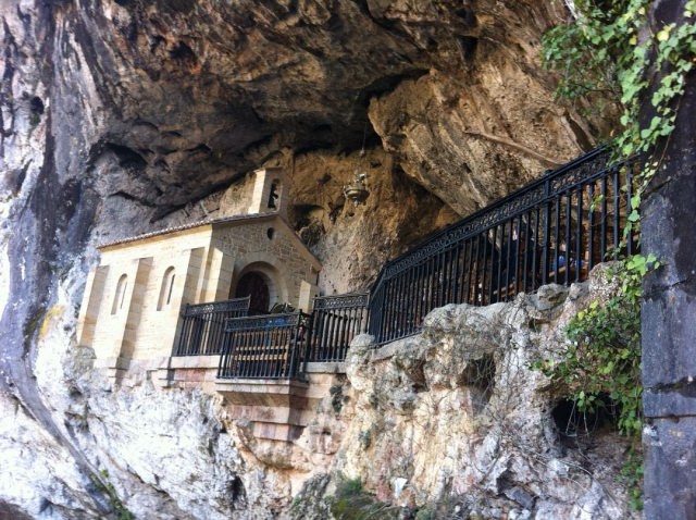 Santuario de Covadonga - Wikimedia Commons/Raquel.Pasandin