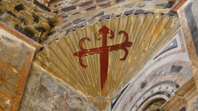 Símbolo da Orde de Santiago nunha igrexa, imaxe de Wikimedia Commons