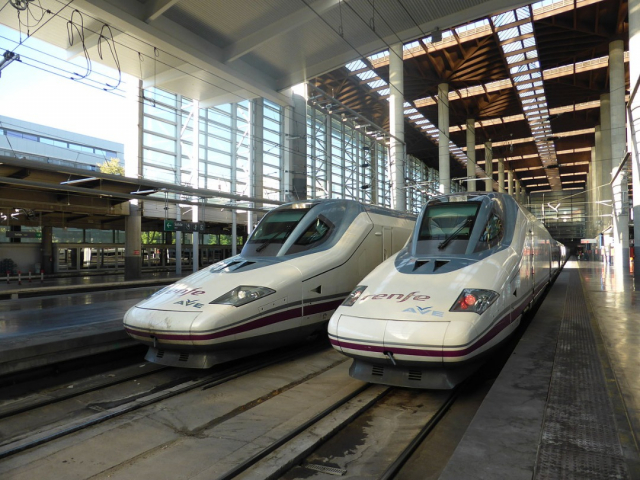 Trenes AVE en Madrid - Wikimedia Commons/CARLOS TEIXIDOR CADENAS